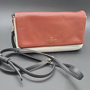 Classic kate spade two-tone red and cream leather Cross Body w/zipper Expander